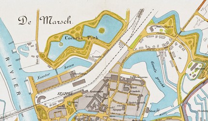 <p>De uitbreiding van het stationsemplacement in Zutphen omstreeks 1878 was noodzakelijk vanwege de komst van extra spoorlijnen/aftakkingen. Een complicerende factor was dat er na de aanleg van de spoorlijn naar Winterswijk sprake was van twee exploiterende spoorwegmaatschappijen: de Nederlandsche Rhijnspoorweg-Maatschappij en de Hollandsche IJzeren Spoorweg-Maatschappij. Beide partijen hadden op het emplacement hun eigen ‘infrastructuur’ en gebouwen, waaronder locomotievenloodsen en watervoorzieningen. Het goederenstation voor beide maatschappijen kwam achter de Buitensociëteit te liggen. Met het graven van de Noorderhaven kwam vanaf 1881 aan de overzijde van het spoor industrie tot ontwikkeling. Kaart van Zutphen uit 1893 (RAZ beeldbank). </p>

